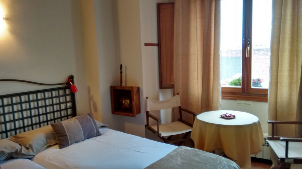 Naquela Castroviejo Guest House Ngoại thất bức ảnh
